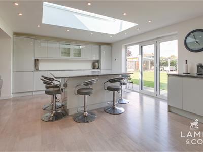 KITCHEN/ BREAKFAST ROOM